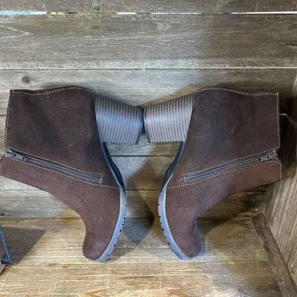 Womens Clarks Camelia Brown Suede Heeled Ankle Booties Boots Size 10 M EUC‎ - Picture 4 of 6
